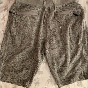 Men’s lounge shorts with pockets